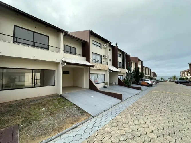 Sobrado PÉ NA AREIA em condomínio fechado com 3 dormitórios à venda, 240 m² por R$ 1.250.0