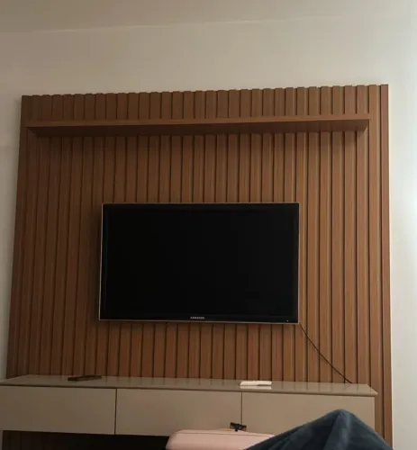 Painel de TV Ripado Moderno - Excelente Estado!