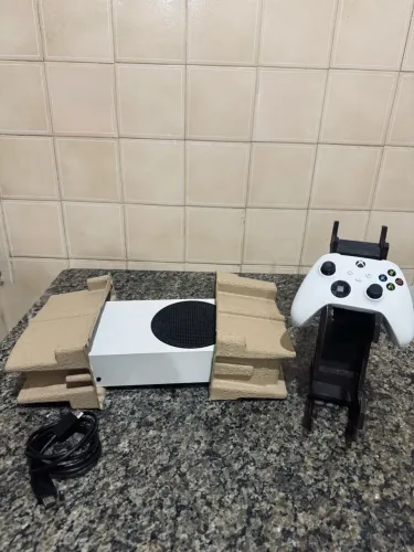 XBOX SERIES S EM EXCELENTE ESTADO - OPORTUNIDADE IMPERDÍVEL!