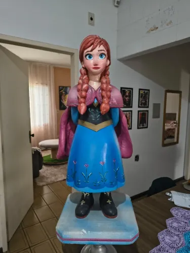 Escultura Anna Frozen em Isopor e Resina para Decoração de Festas