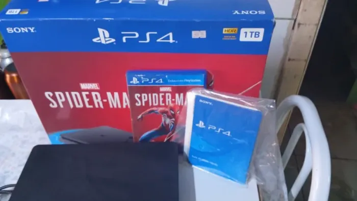 PlayStation 4 1TB com caixa 1 Joga e 1 controle game Excelente estado