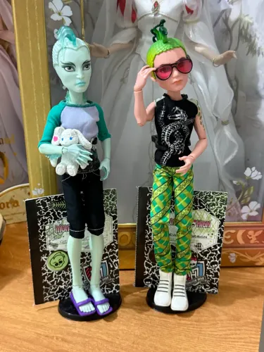 Gil e deuce g1 2011 monster high lagoona blue Cleo de Nile ghulia draculaura
