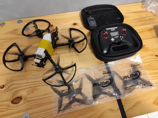 Drone FPV 5 Polegadas 220mm Fibra Carbono SpeedyBee + Rádio Controle ELRS