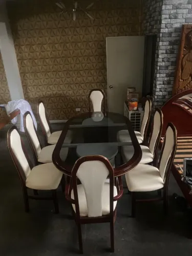 Mesa de jantar de vidro com 8 lugares