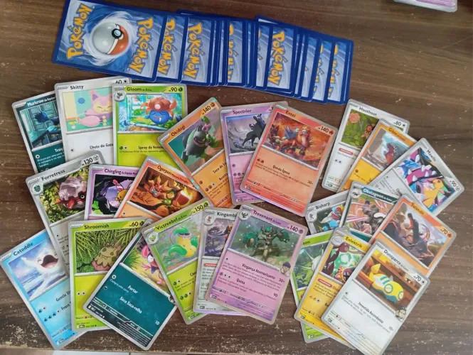 Lote com 50 cartas Pokémon contendo 6 brilhantes 