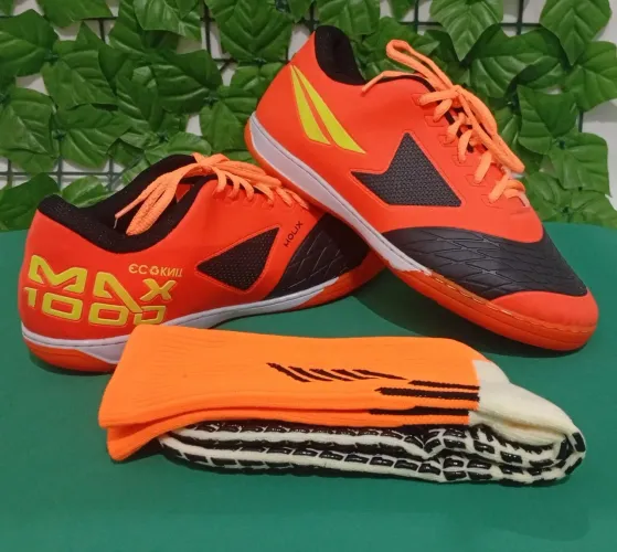 Chuteira de futsal + meia ante derrapante