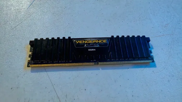 MEMÓRIA RAM CORSAIR VENGEANCE LPX 8GB DDR4 3000MHz