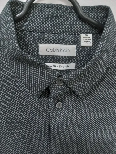 Camisa masculina Calvin Klein preta com padrão sutil