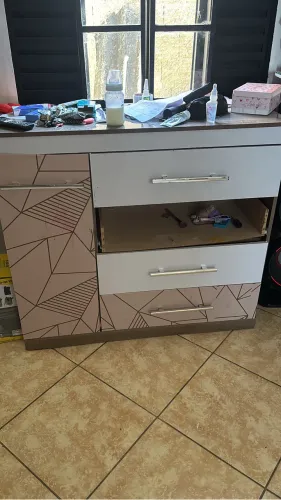 Vendo cômoda tem q arruma gaveta tenho parente de arrumar