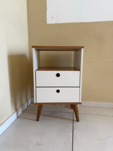 Mesinha de cabeceira 