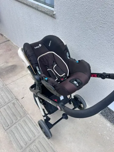 Carrinho com bebê conforto e moisés