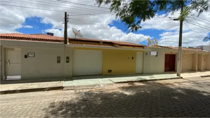Casa com 3/4, sendo uma suíte com closet, 170 m2 de área construída no Bairro Candeias-VCA
