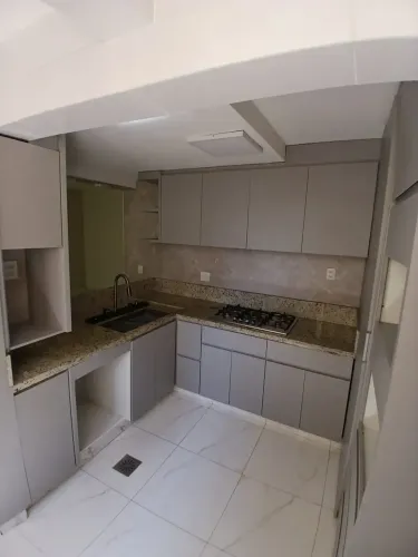 Alugo belíssimo apto 02 quartos, suíte, setor Central com armários, ótima localizaçao