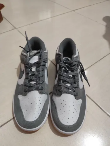 Nike Dunk Low cinza e branco