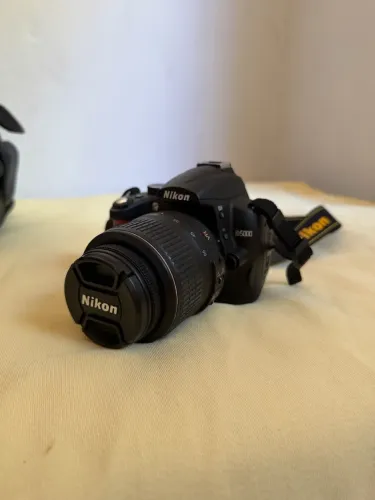 Nikon D5100 com lente original 18-55mm