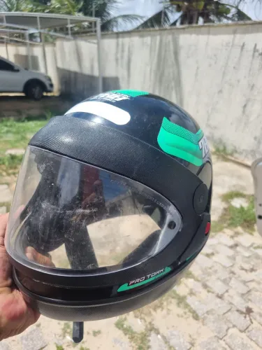 Capacete semi novo