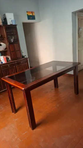Mesa de madeira com vidro