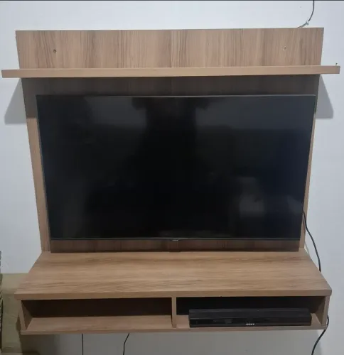 **Painel para TV em Ótimo Estado - Moderno e Resistente**