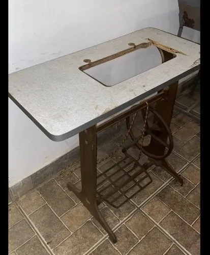 Base para máquina de costura antiga com tampo de madeira