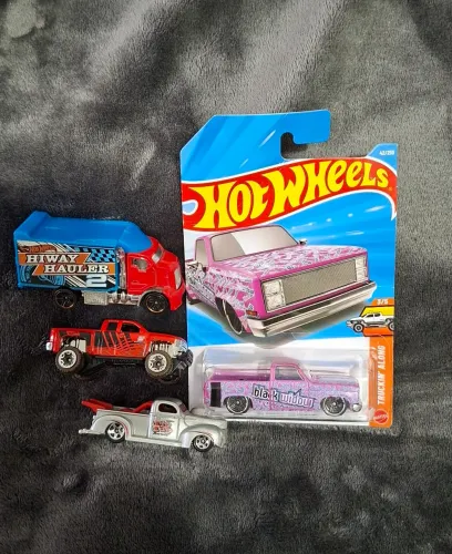 HOTWHEELS  4 unidades (2 Chevy silverado, 1 hiway hauler, 1 pickup) ver descrição 