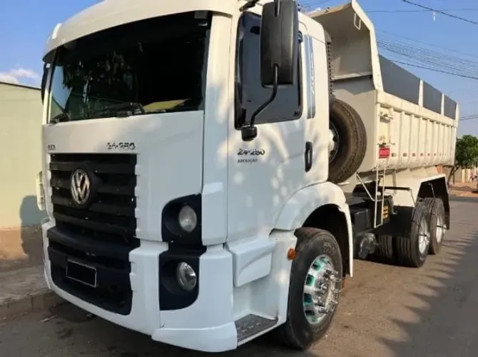 24.250 Vw Caçamba 6x2 2011