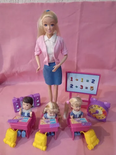 Boneca professora e sua escola, perfeita para colecionadores e as crianças se encantam.