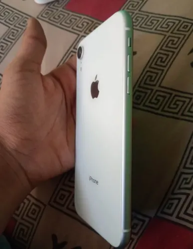 iPhone XR branco pegando tudo
