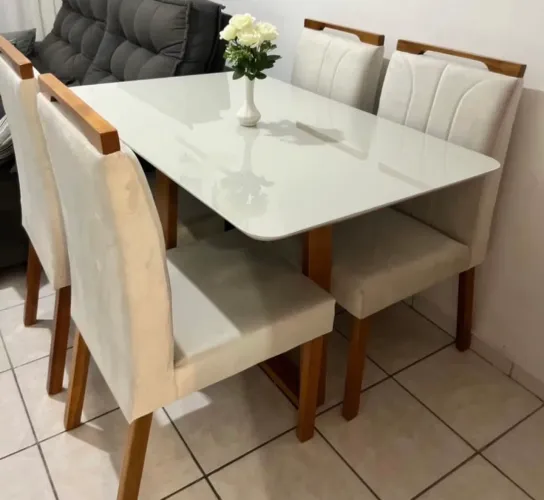 Vendo Mesa 4 cadeiras madeira maciça, tampo em vidro serigrafado.
