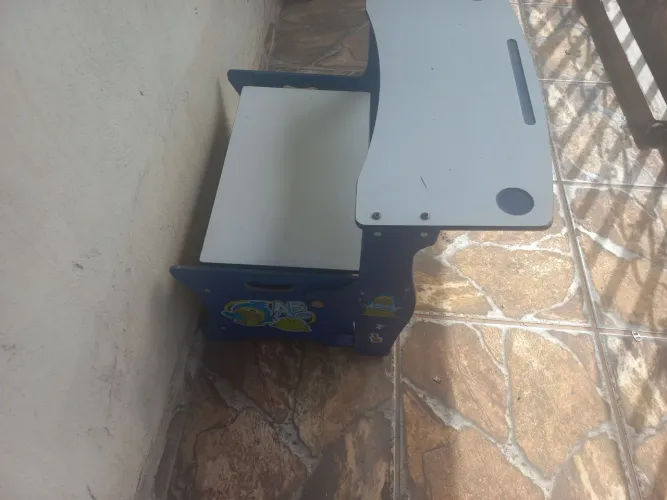 Mesinha infantil escrivaninha com baú