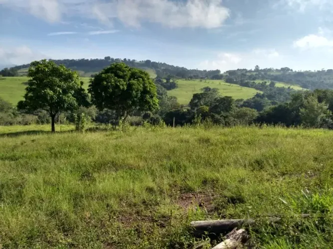 Vendo lindo sítio de 20.000m² em Corumbataí/SP (apenas terra) com riacho nos fundos