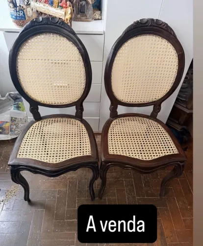 Vendo duas cadeiras medalhas de palha sintética