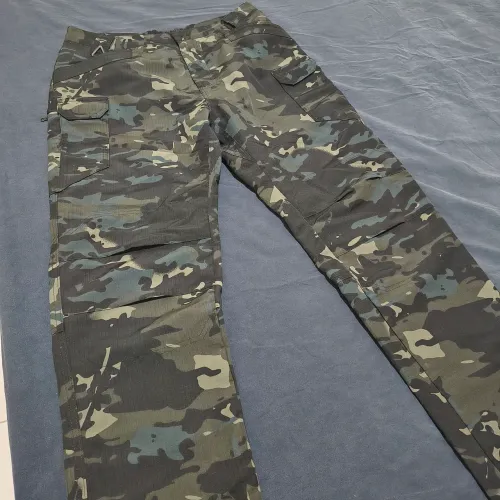 Calça estilo militar impermeável 