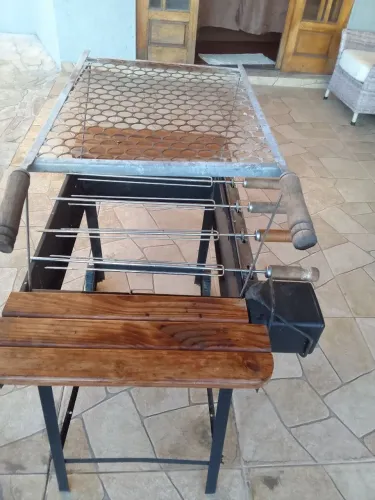 Churrasqueira ja com espetos 