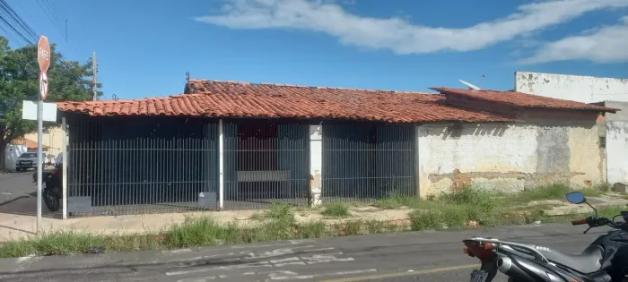 Casa de esquina com ponto comercial no centro da cidade.