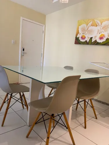 Mesa  Branca base em Madeira 4 cadeiras