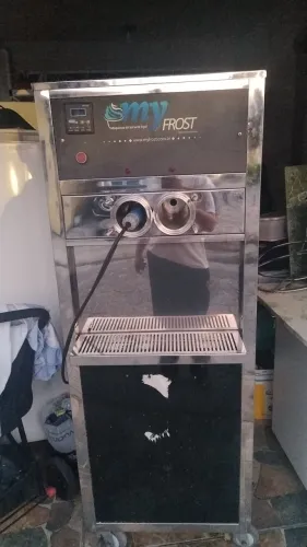 Máquina de sorvete e sorvete de açaí