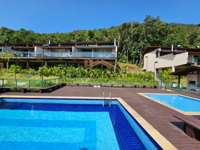 Condomínio fechado - Casa à venda com 4 quartos, churrasqueira e 2 vagas