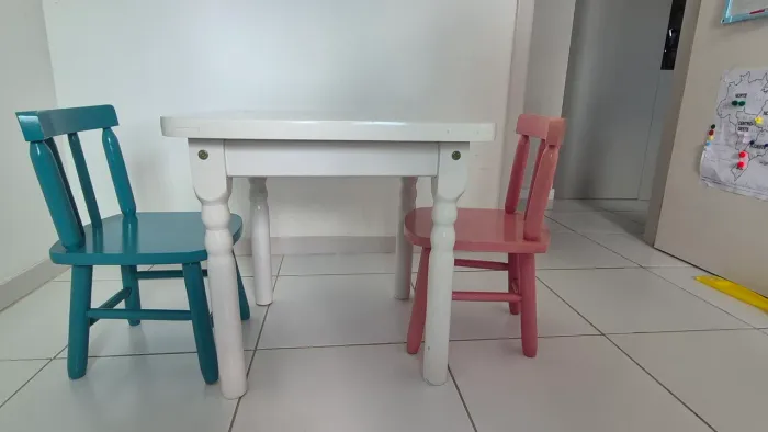 Mesa e cadeiras infantis