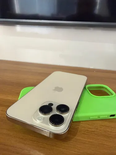 iPhone 14 Pro Max dourado