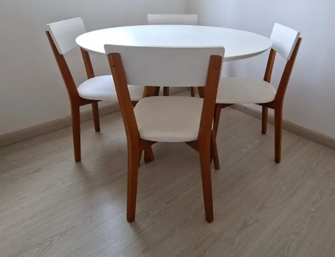 Conjunto Mesa Tok&Stok Redonda + 4 Cadeiras em Madeira Maciça | Ótimo Estado