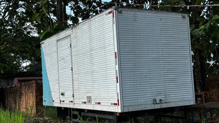 Vendo baú para 3/4 tamanho 5.50 assoalho de chapa  23.000,00