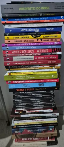 47 livros de teoria marxista, ciências sociais e história.
