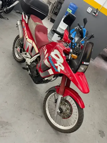 BOM DIA A TODOS. UMA LINDA MOTO SUZUKI DR 800S A VENDA . FALAR COM EDSON  * .