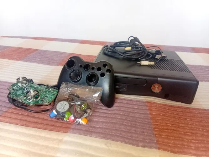 Vendo Xbox 360 Slim com defeito - Para retirada de peças ou conserto