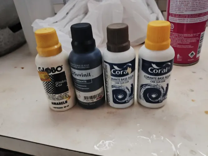 Kit Corante de Tinta de Parede 2 amarelos, um marrom, um preto.