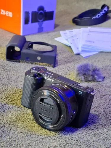 Câmera Mirrorless Sony Alpha ZV-E10 Kit (com lente)