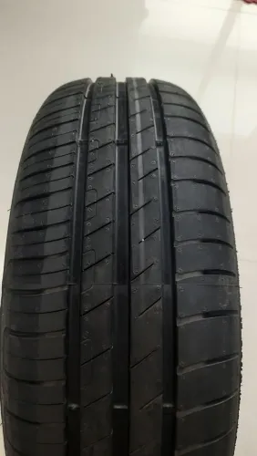 Pneu Goodyear Efficientgrip Medida 195 / 65 R15 - novo