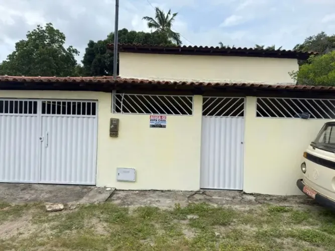 Casa simples, precisa de algumas reformas, mais está habitável 