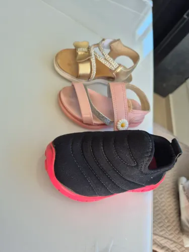 Sandália e tênis 20 e 23