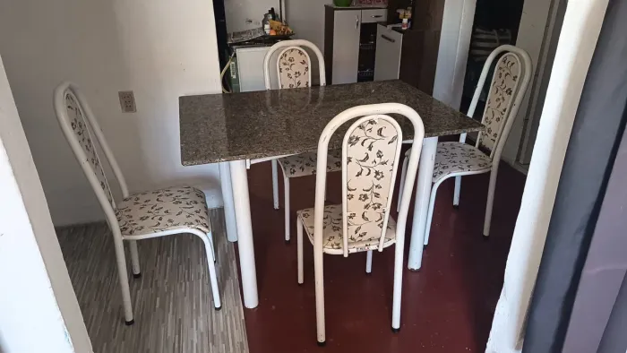 Mesa de granito tubular com 4 cadeiras